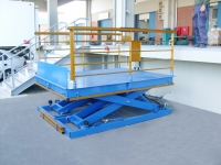 Scissor platform for cargo